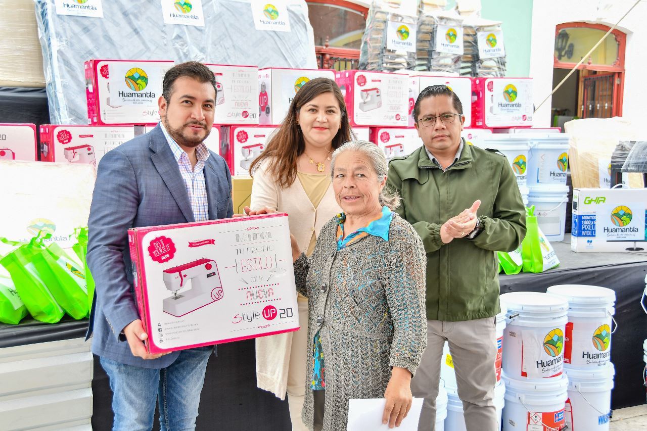 Con esta mega entrega de apoyos  se fortalece el desarrollo de las familias de Huamantla: Salvador Santos Cedillo